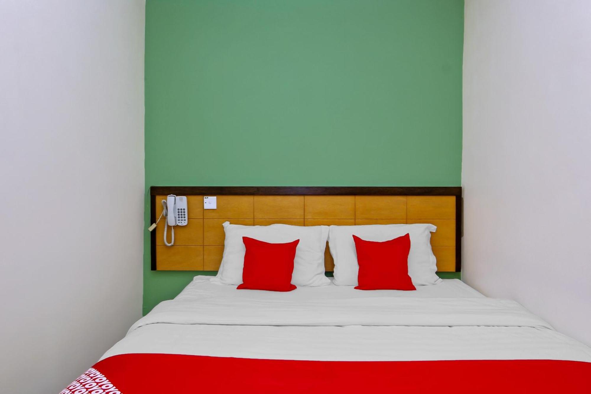 Oyo 44054 Holiday Mansion Inn Сибу Экстерьер фото