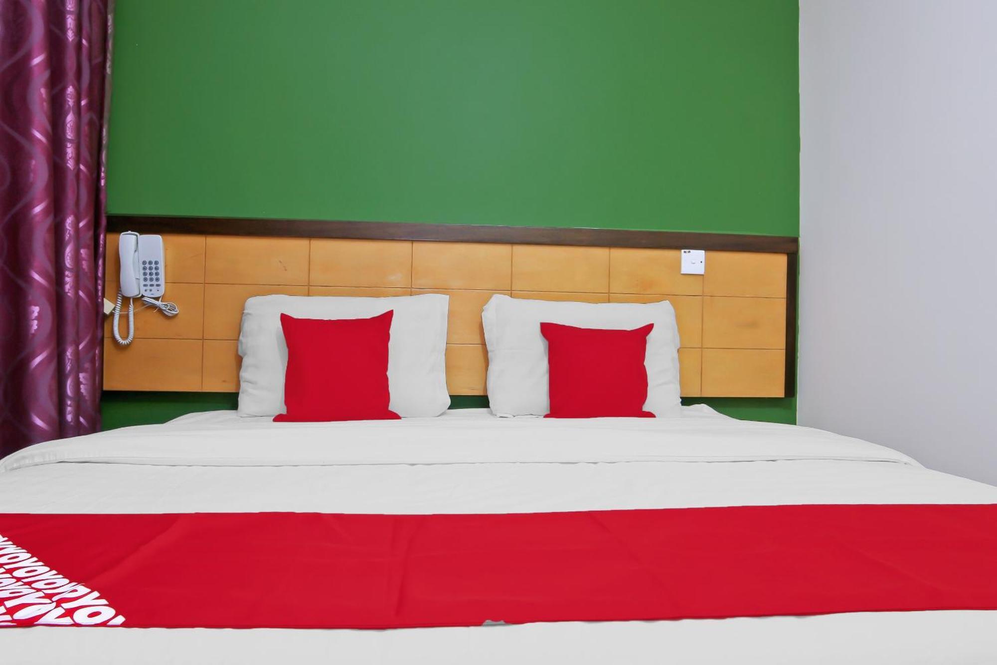 Oyo 44054 Holiday Mansion Inn Сибу Экстерьер фото