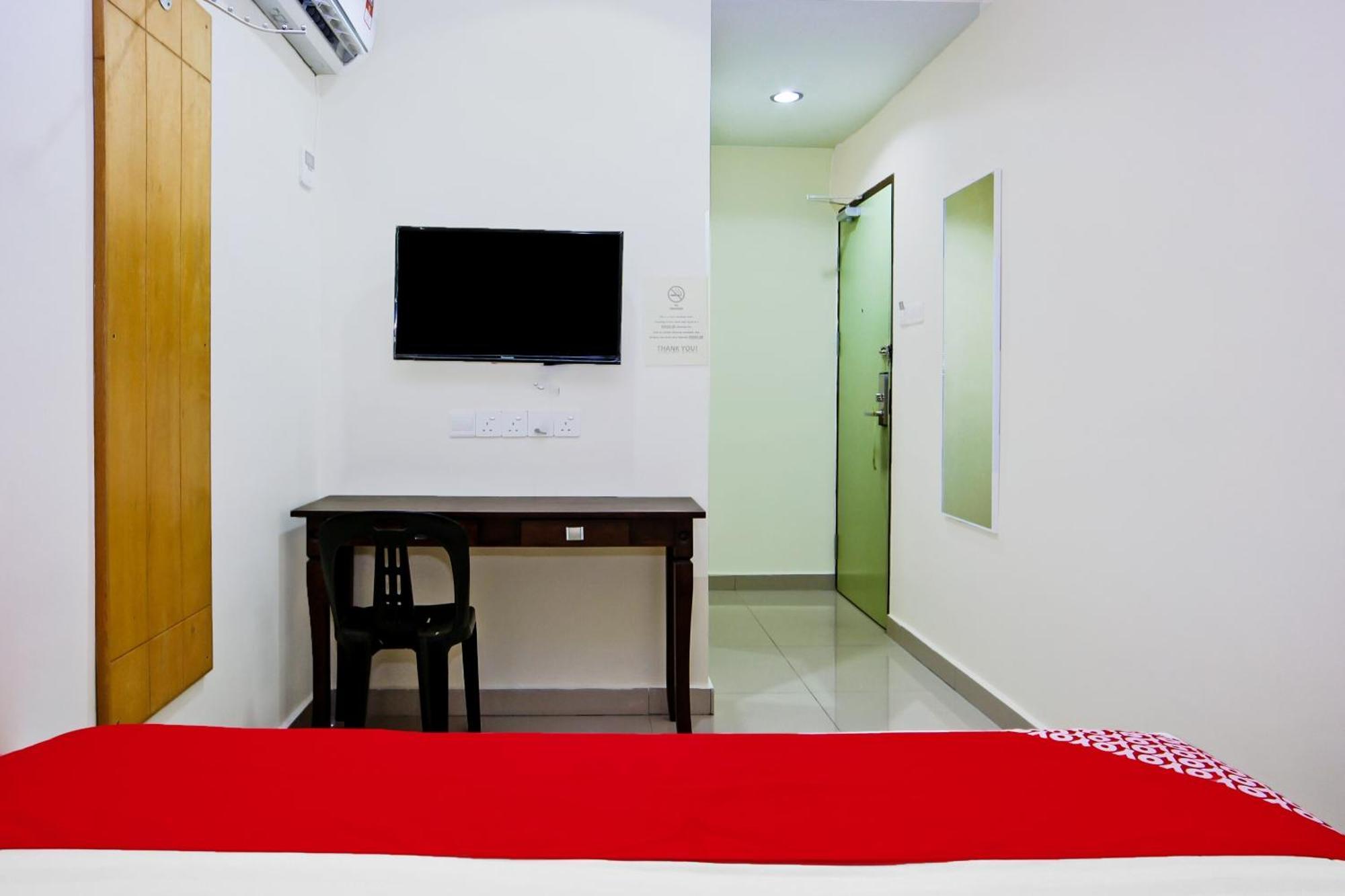 Oyo 44054 Holiday Mansion Inn Сибу Экстерьер фото