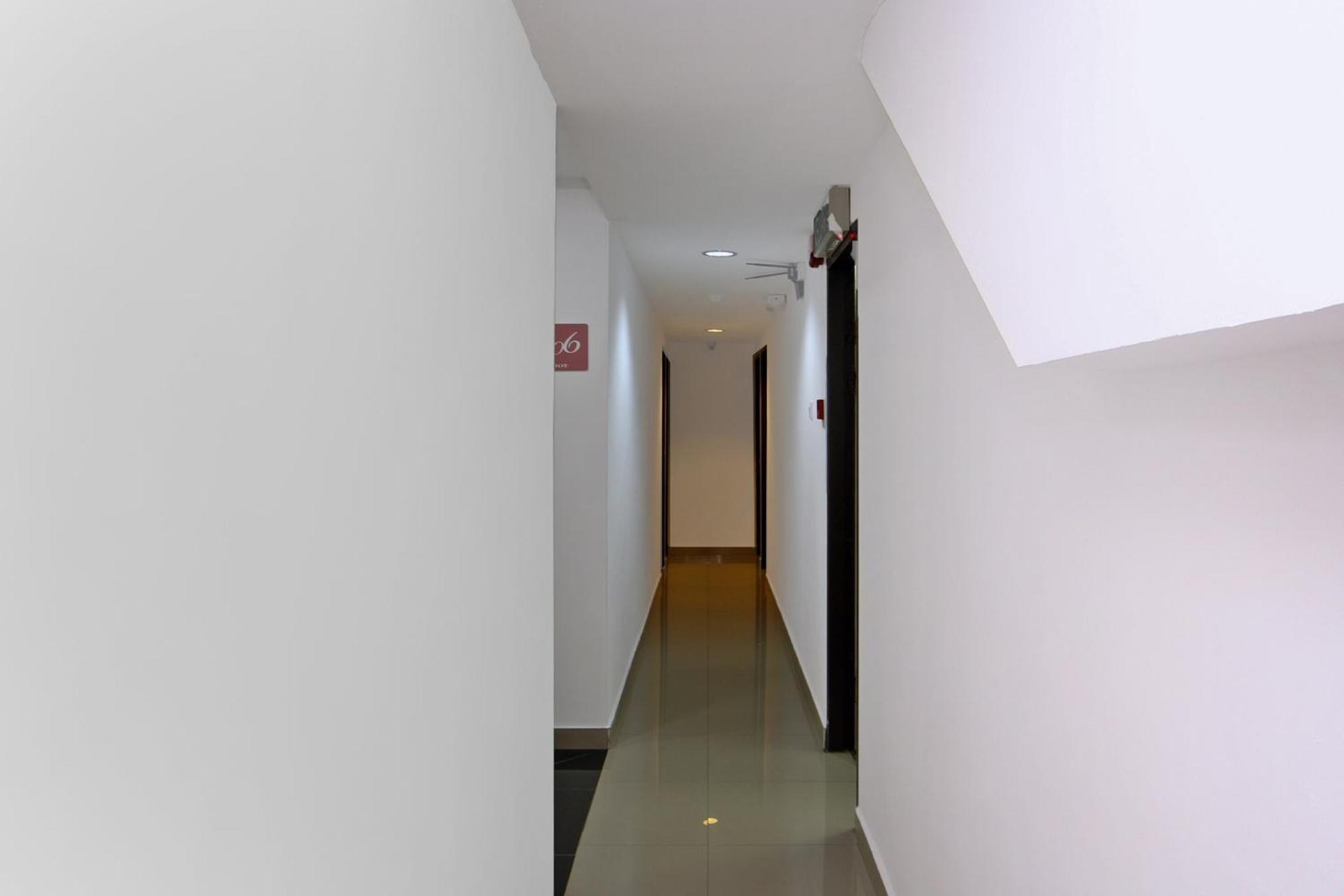Oyo 44054 Holiday Mansion Inn Сибу Экстерьер фото
