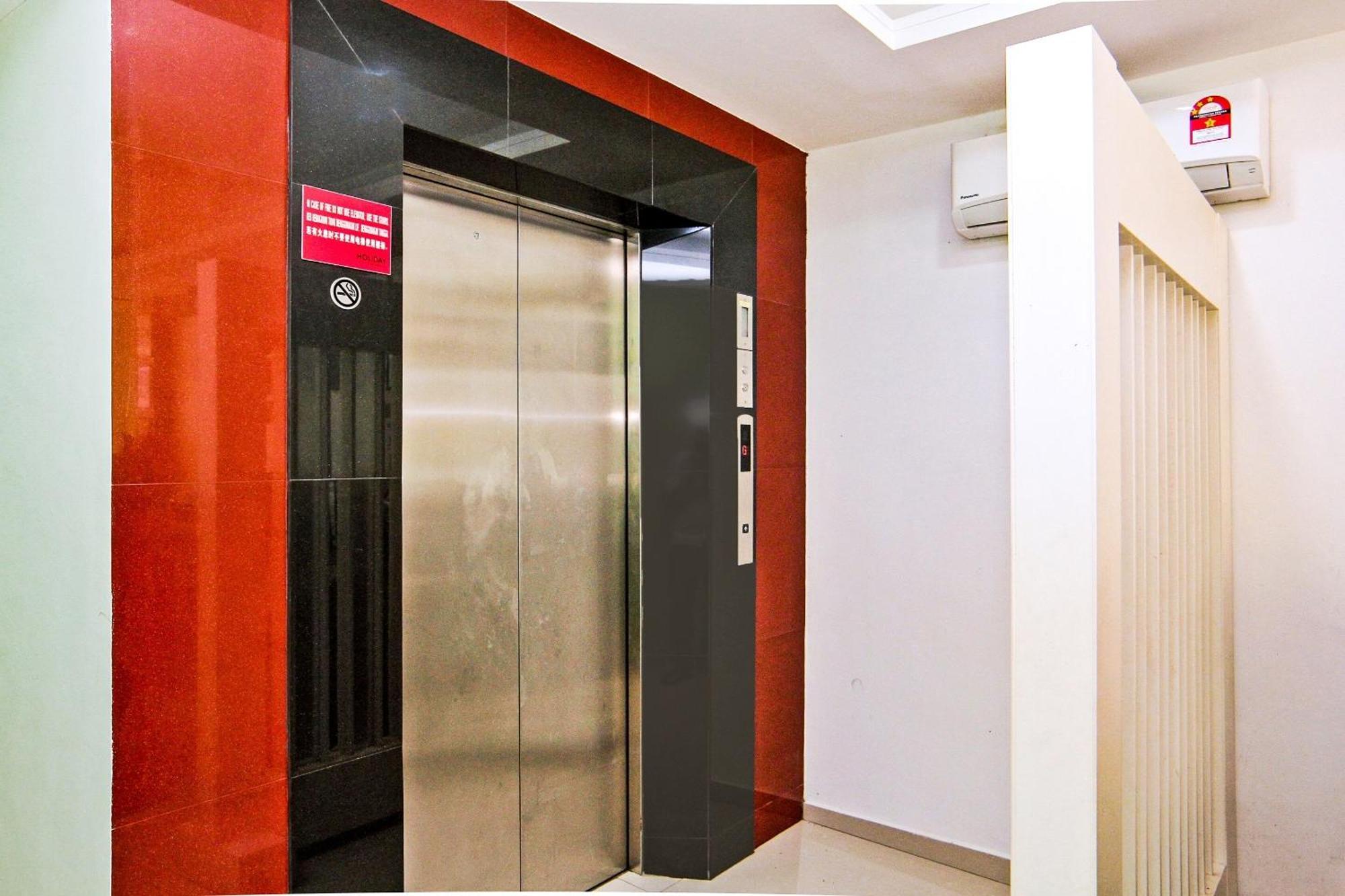 Oyo 44054 Holiday Mansion Inn Сибу Экстерьер фото
