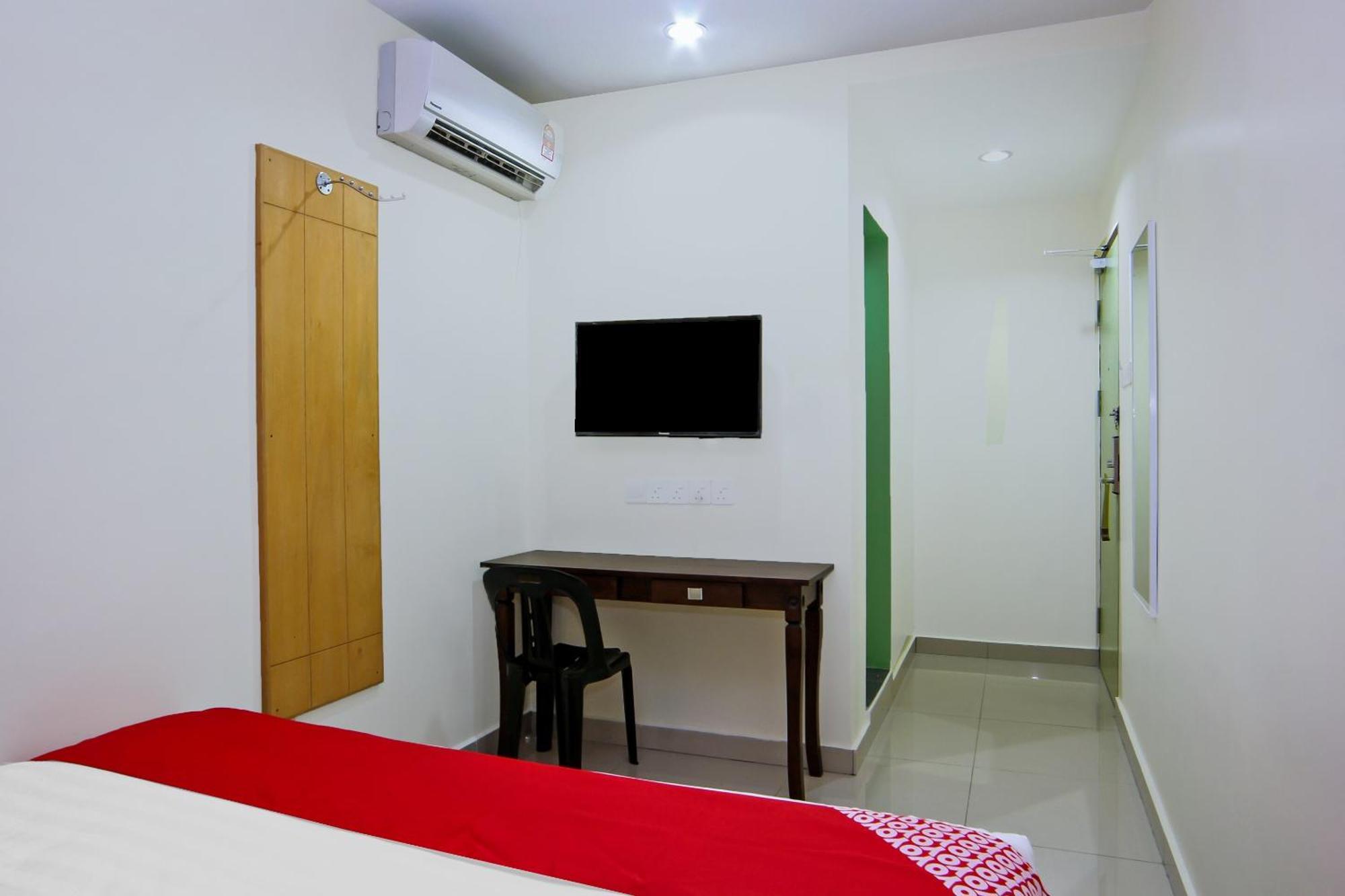 Oyo 44054 Holiday Mansion Inn Сибу Экстерьер фото