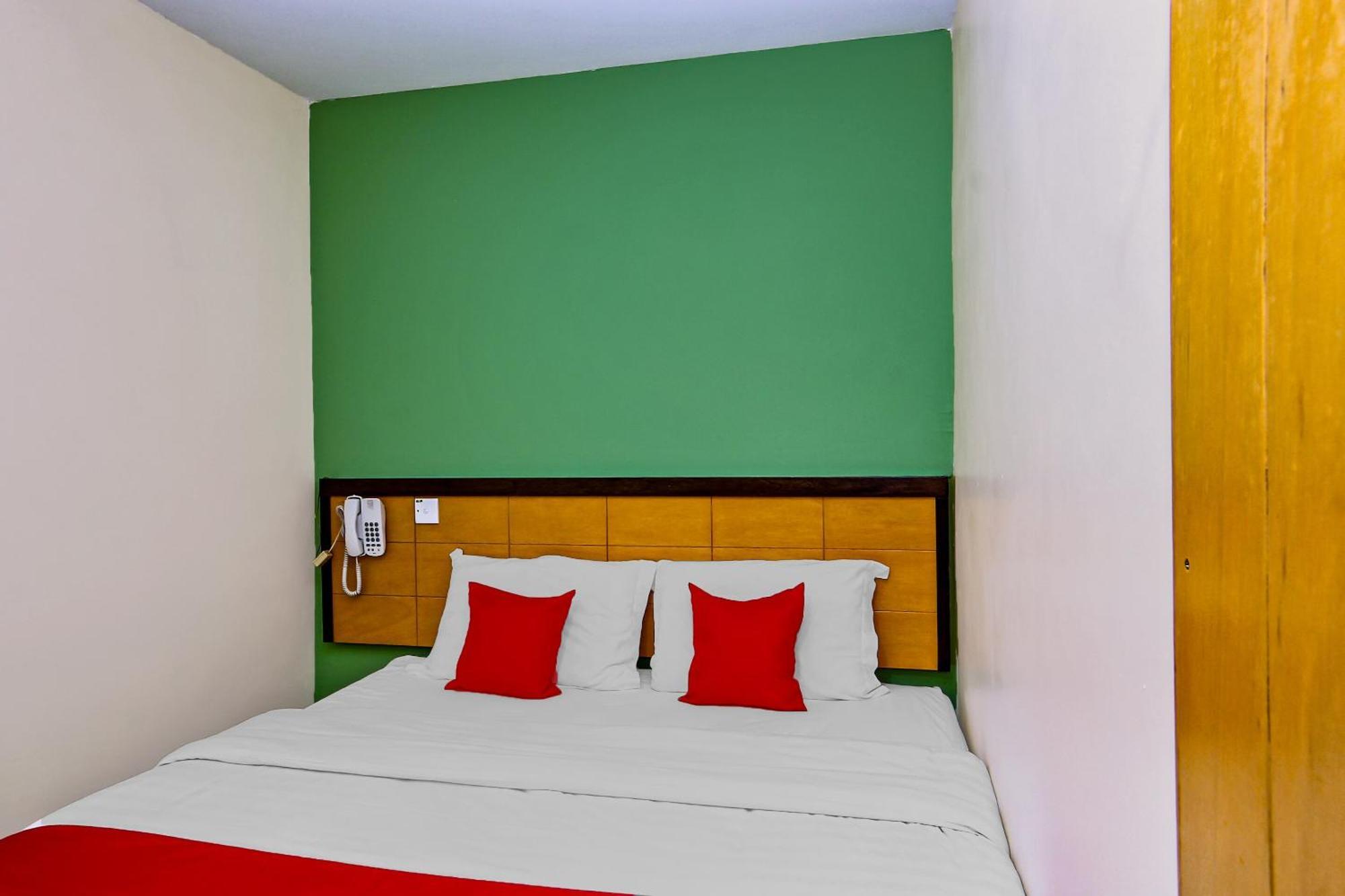 Oyo 44054 Holiday Mansion Inn Сибу Экстерьер фото