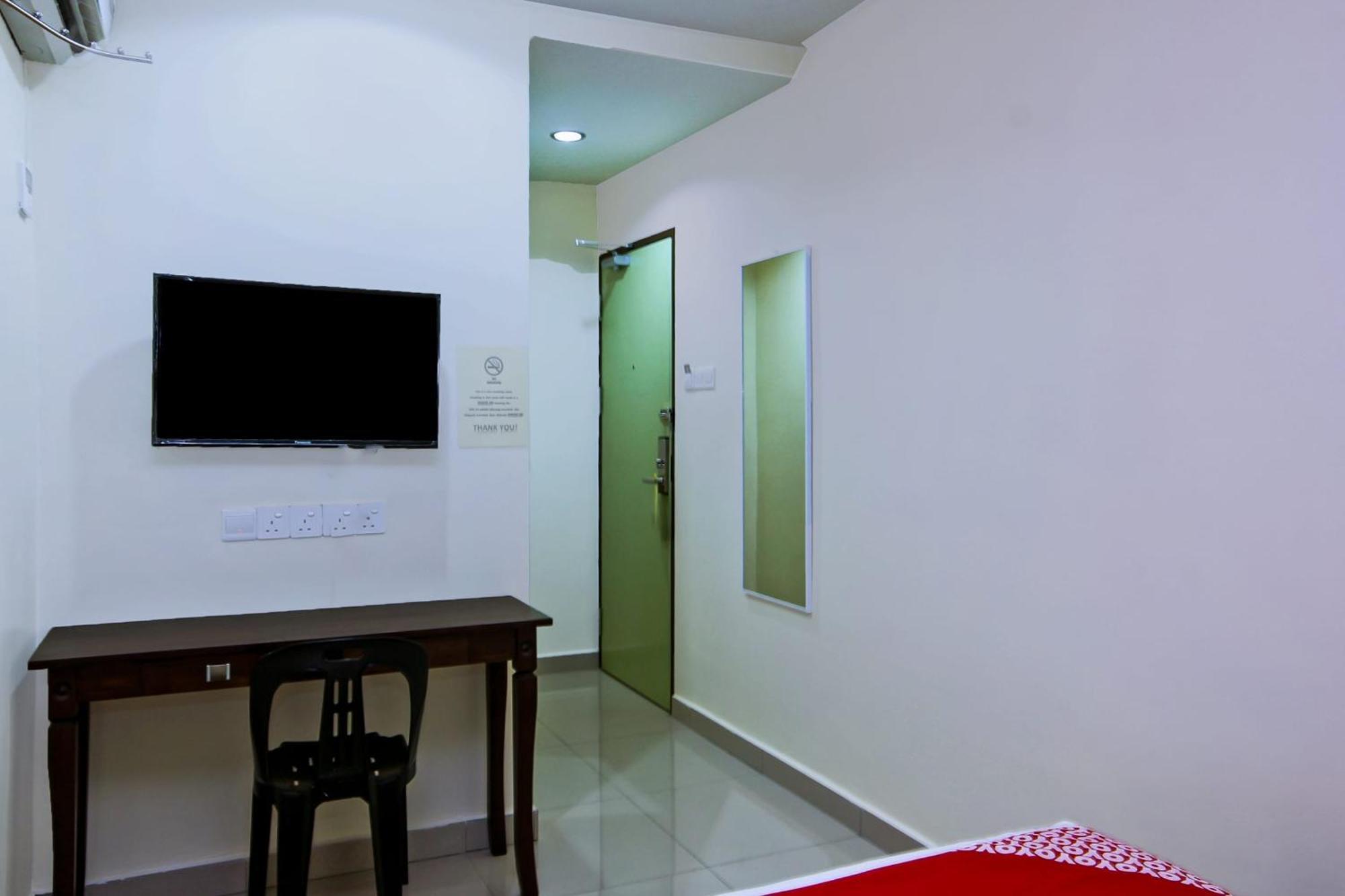 Oyo 44054 Holiday Mansion Inn Сибу Экстерьер фото