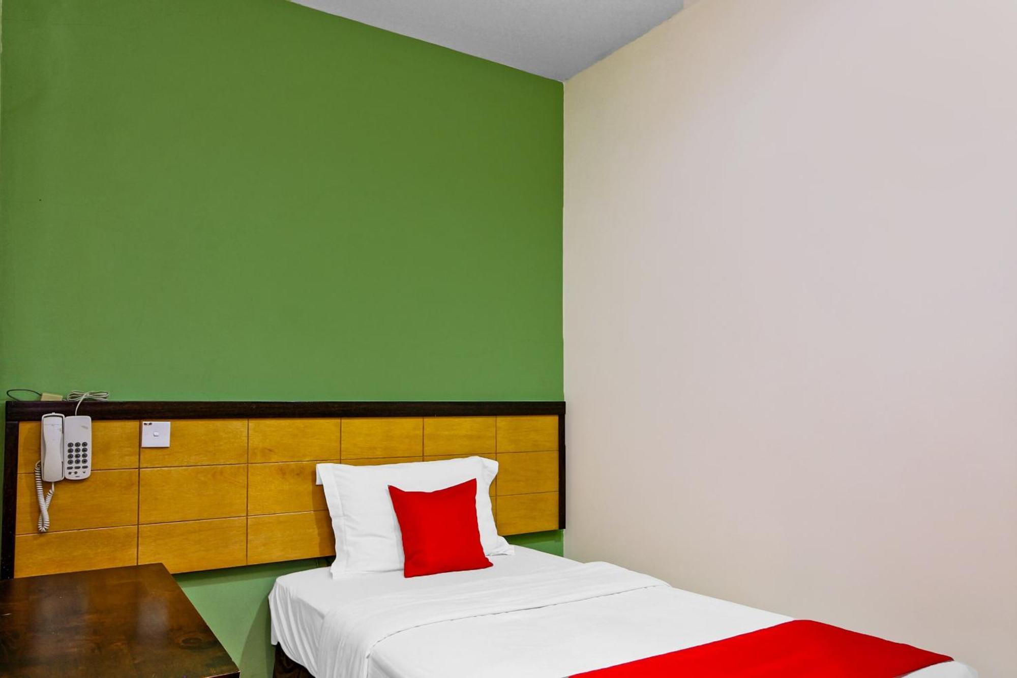Oyo 44054 Holiday Mansion Inn Сибу Экстерьер фото