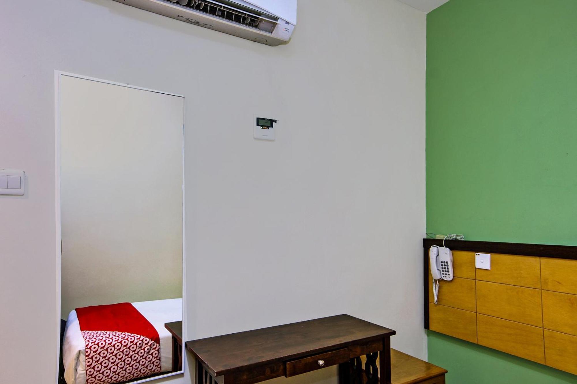 Oyo 44054 Holiday Mansion Inn Сибу Экстерьер фото