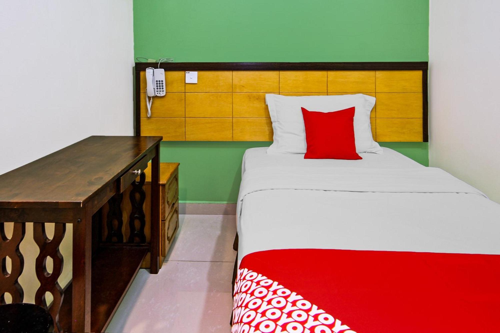 Oyo 44054 Holiday Mansion Inn Сибу Экстерьер фото