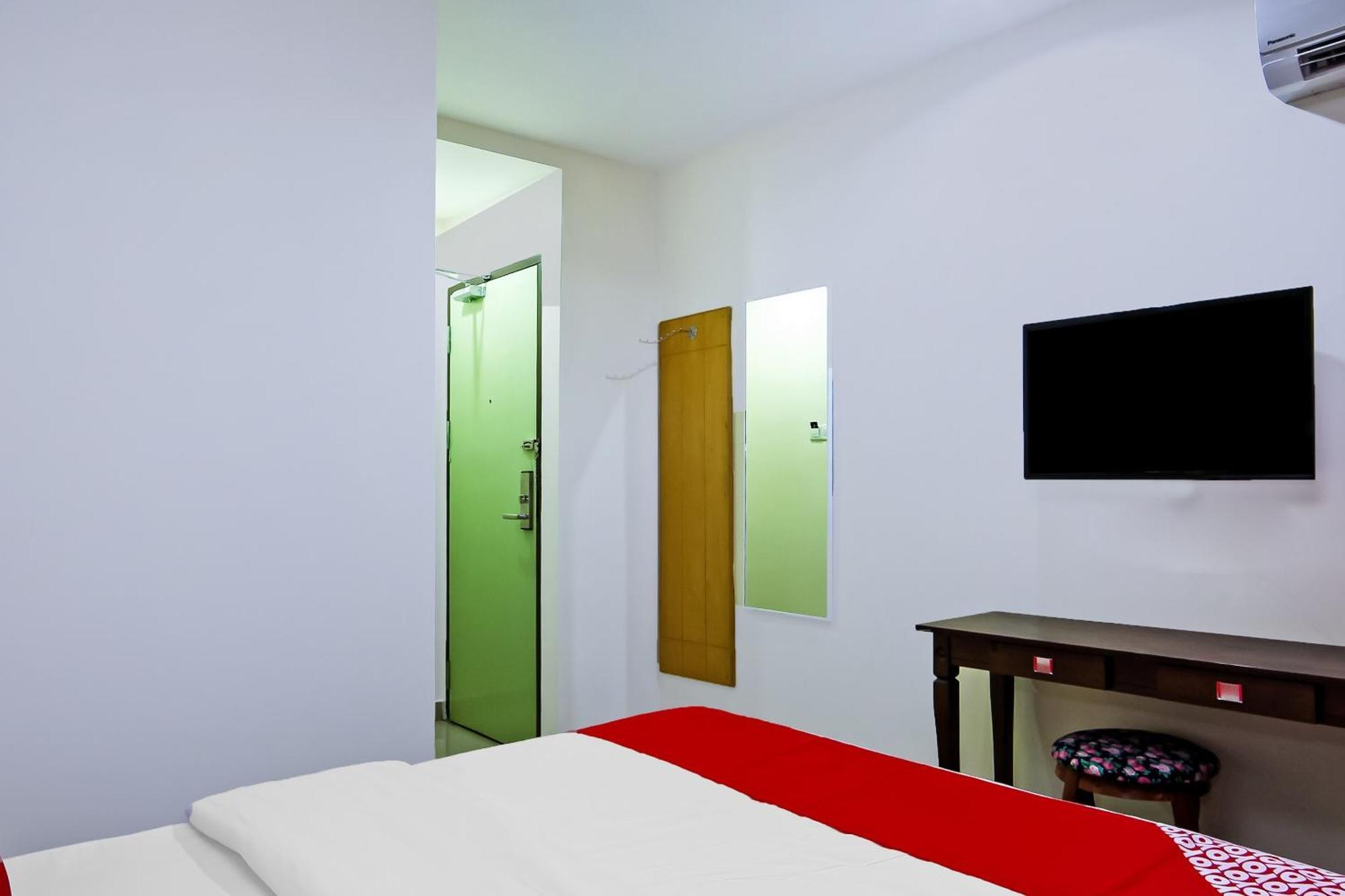 Oyo 44054 Holiday Mansion Inn Сибу Экстерьер фото