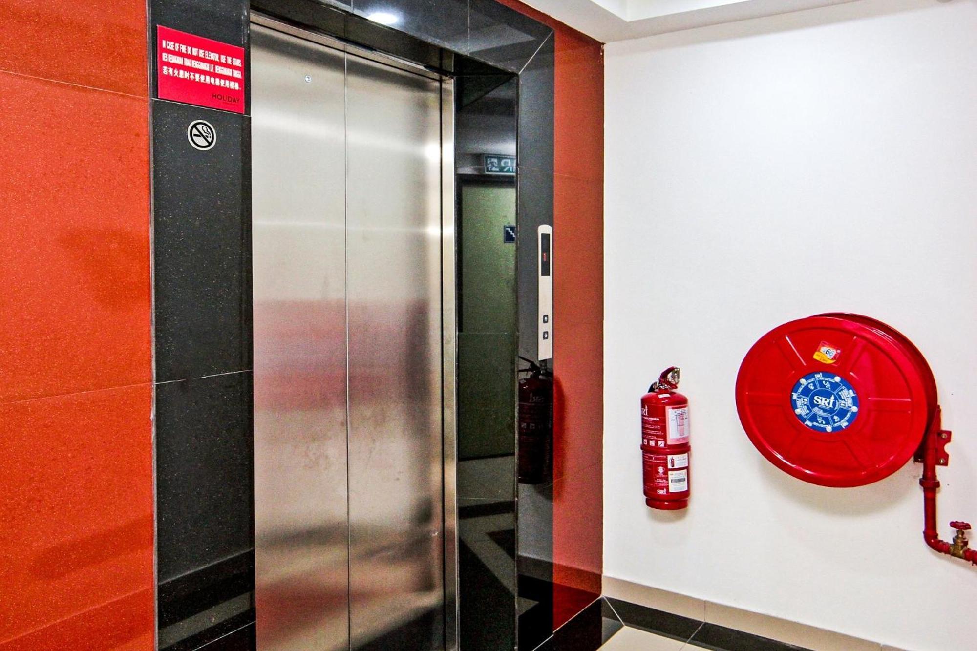 Oyo 44054 Holiday Mansion Inn Сибу Экстерьер фото