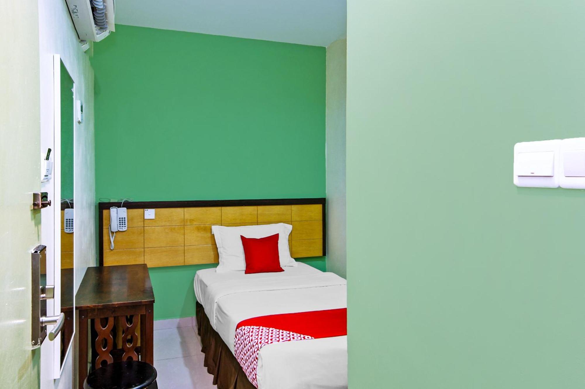 Oyo 44054 Holiday Mansion Inn Сибу Экстерьер фото