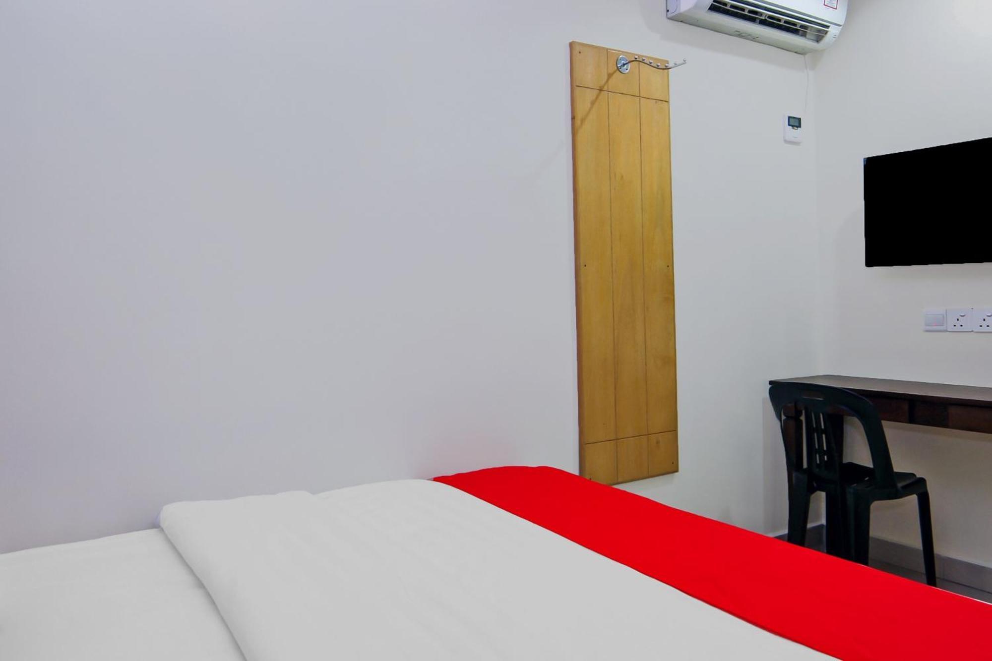 Oyo 44054 Holiday Mansion Inn Сибу Экстерьер фото