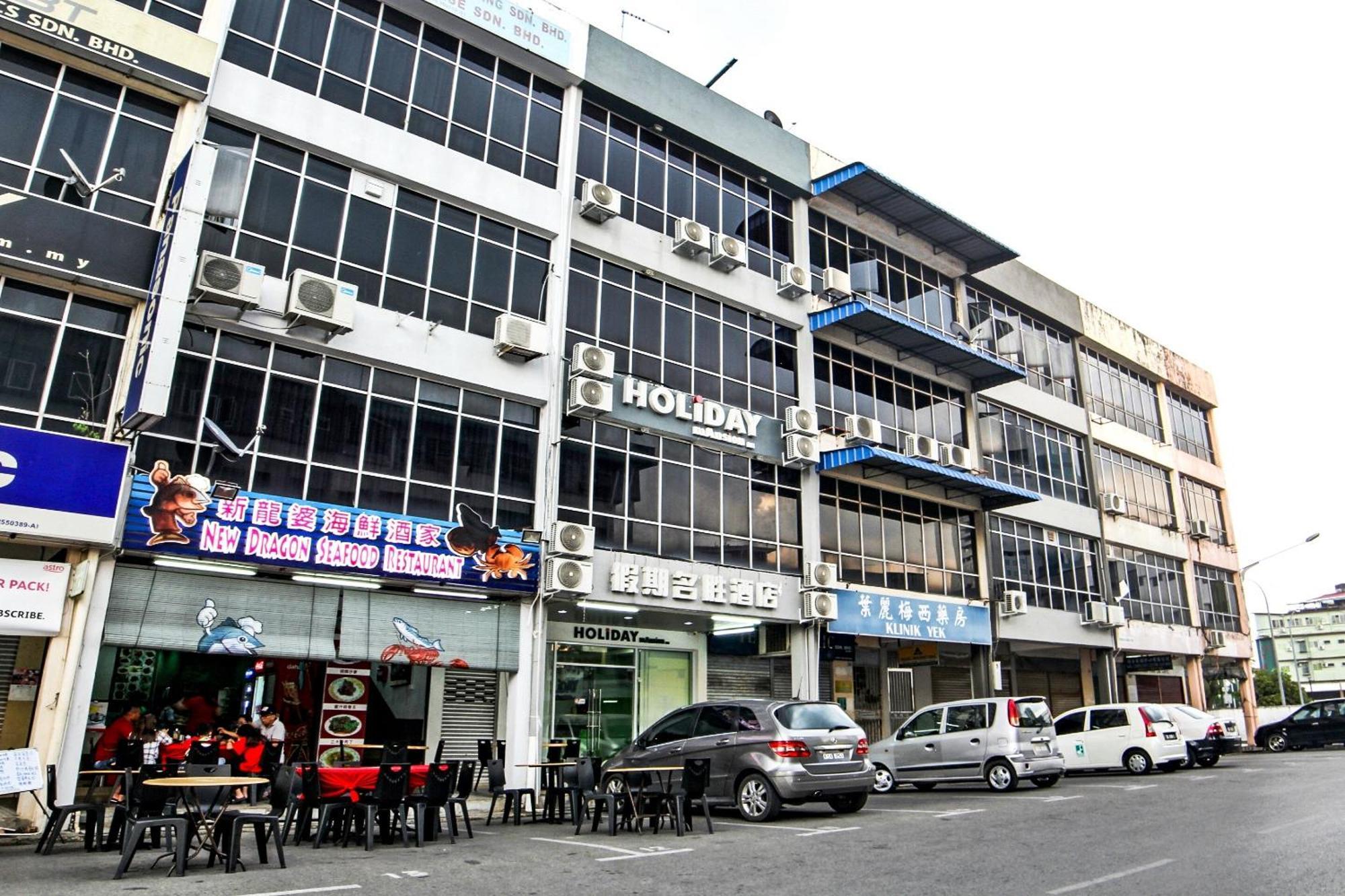 Oyo 44054 Holiday Mansion Inn Сибу Экстерьер фото