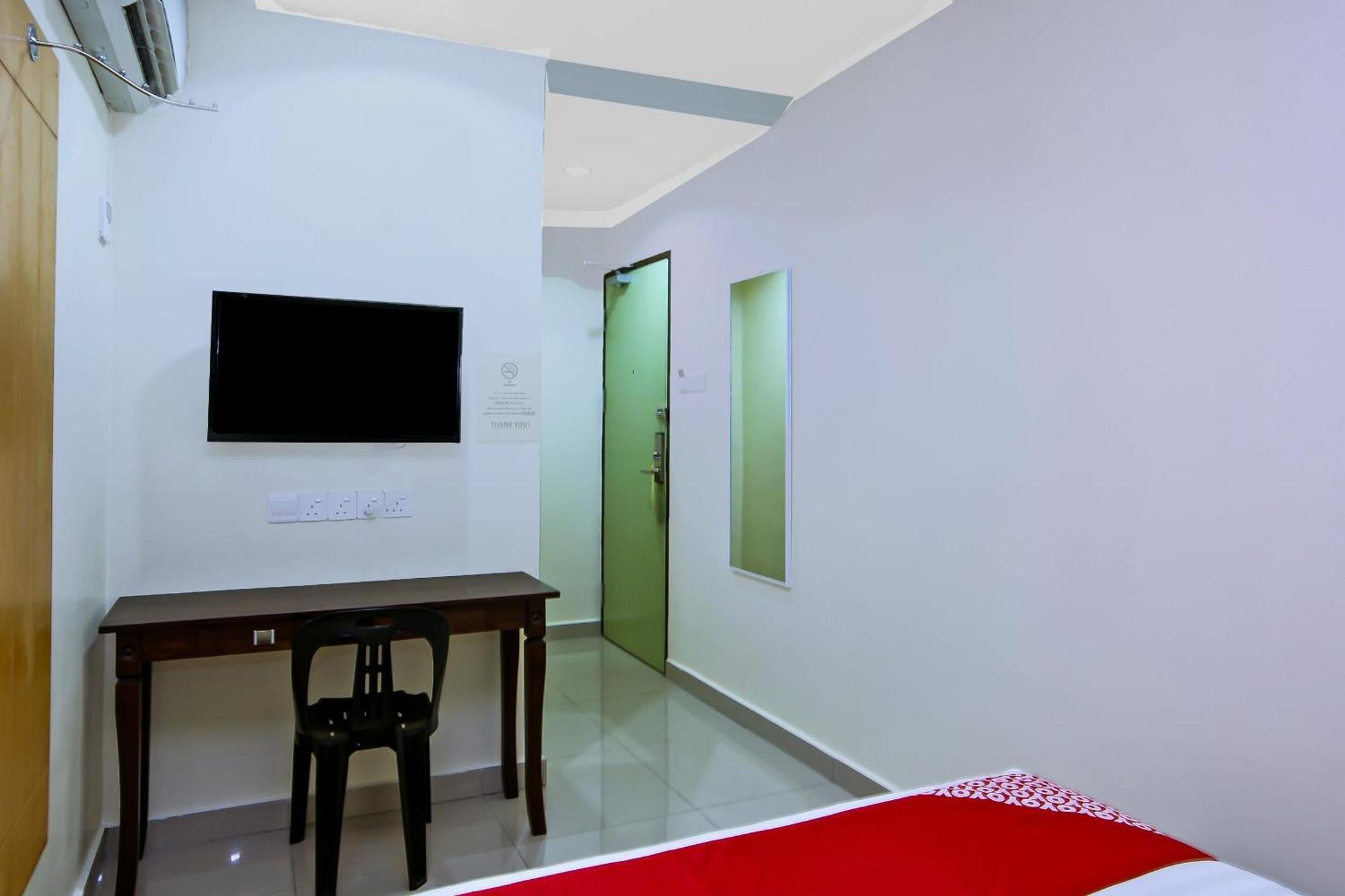 Oyo 44054 Holiday Mansion Inn Сибу Экстерьер фото