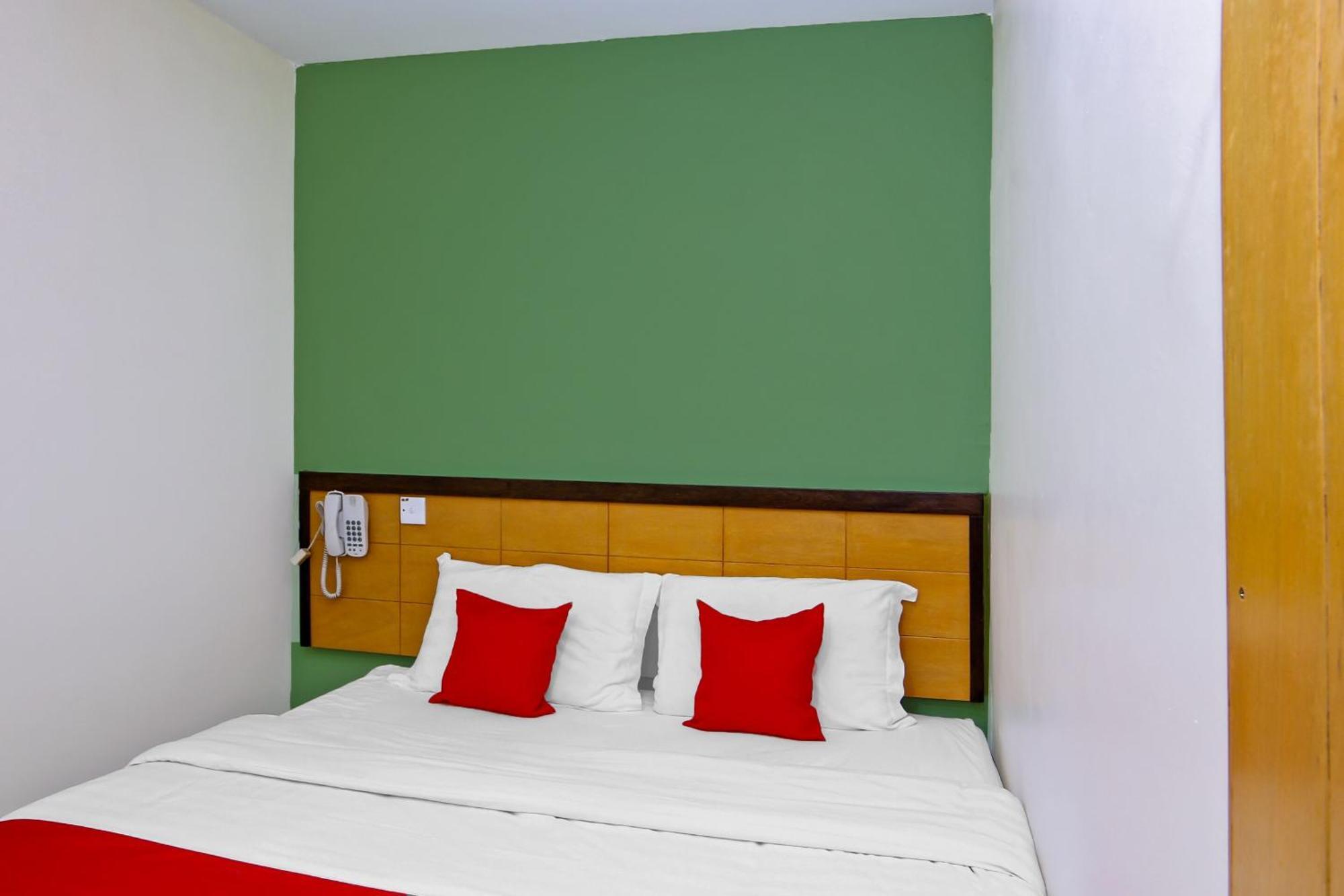 Oyo 44054 Holiday Mansion Inn Сибу Экстерьер фото