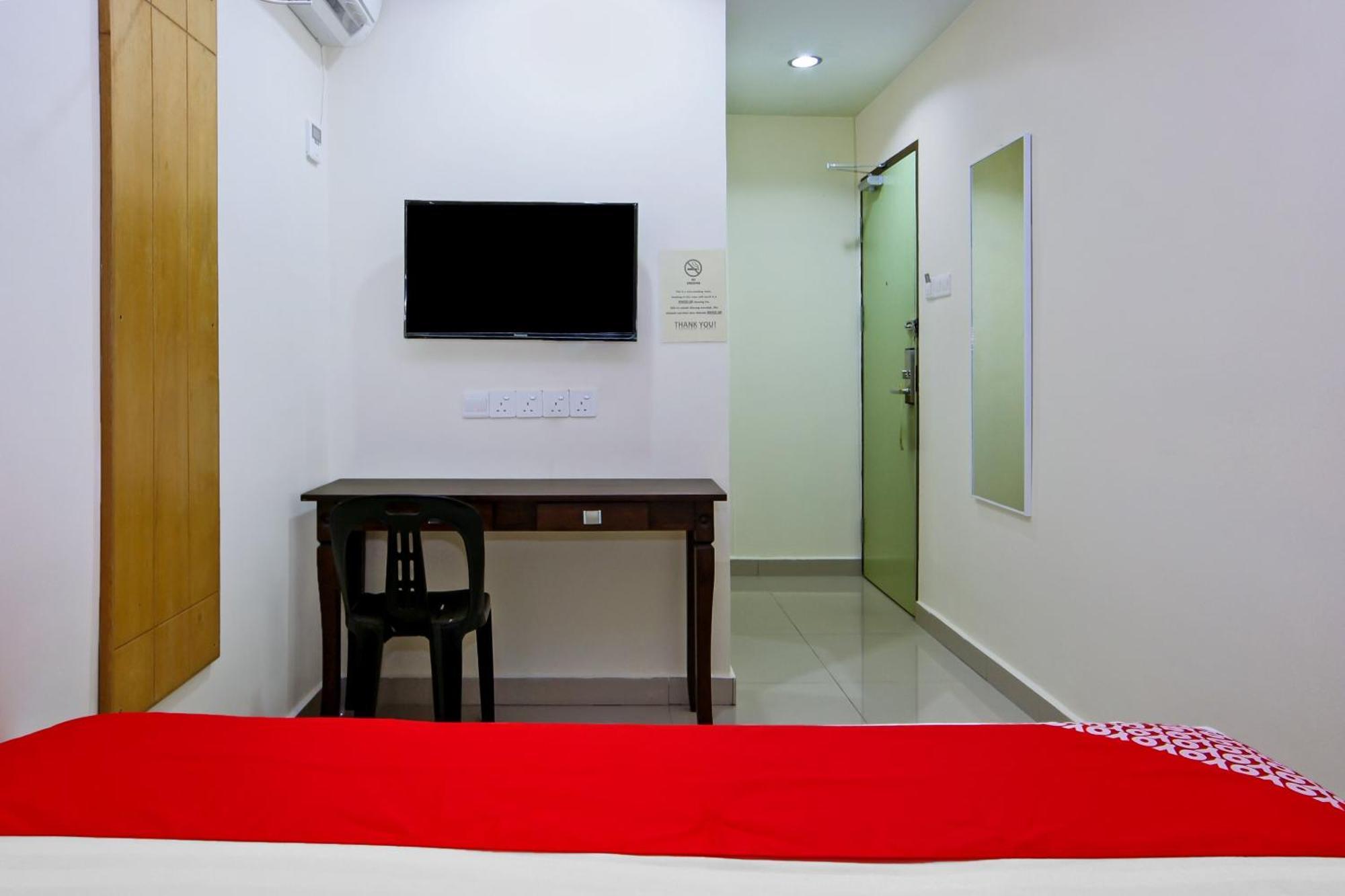 Oyo 44054 Holiday Mansion Inn Сибу Экстерьер фото