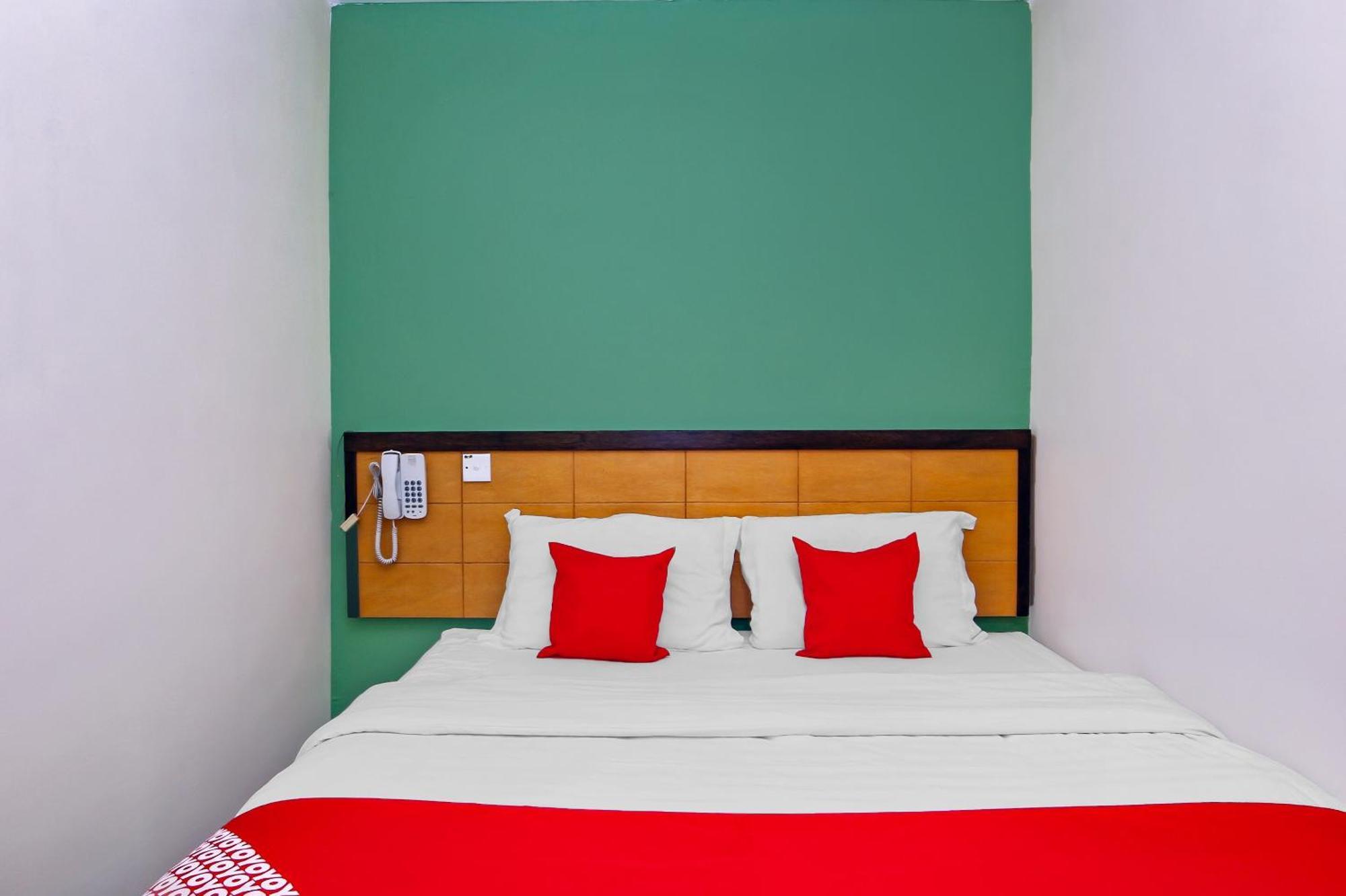 Oyo 44054 Holiday Mansion Inn Сибу Экстерьер фото