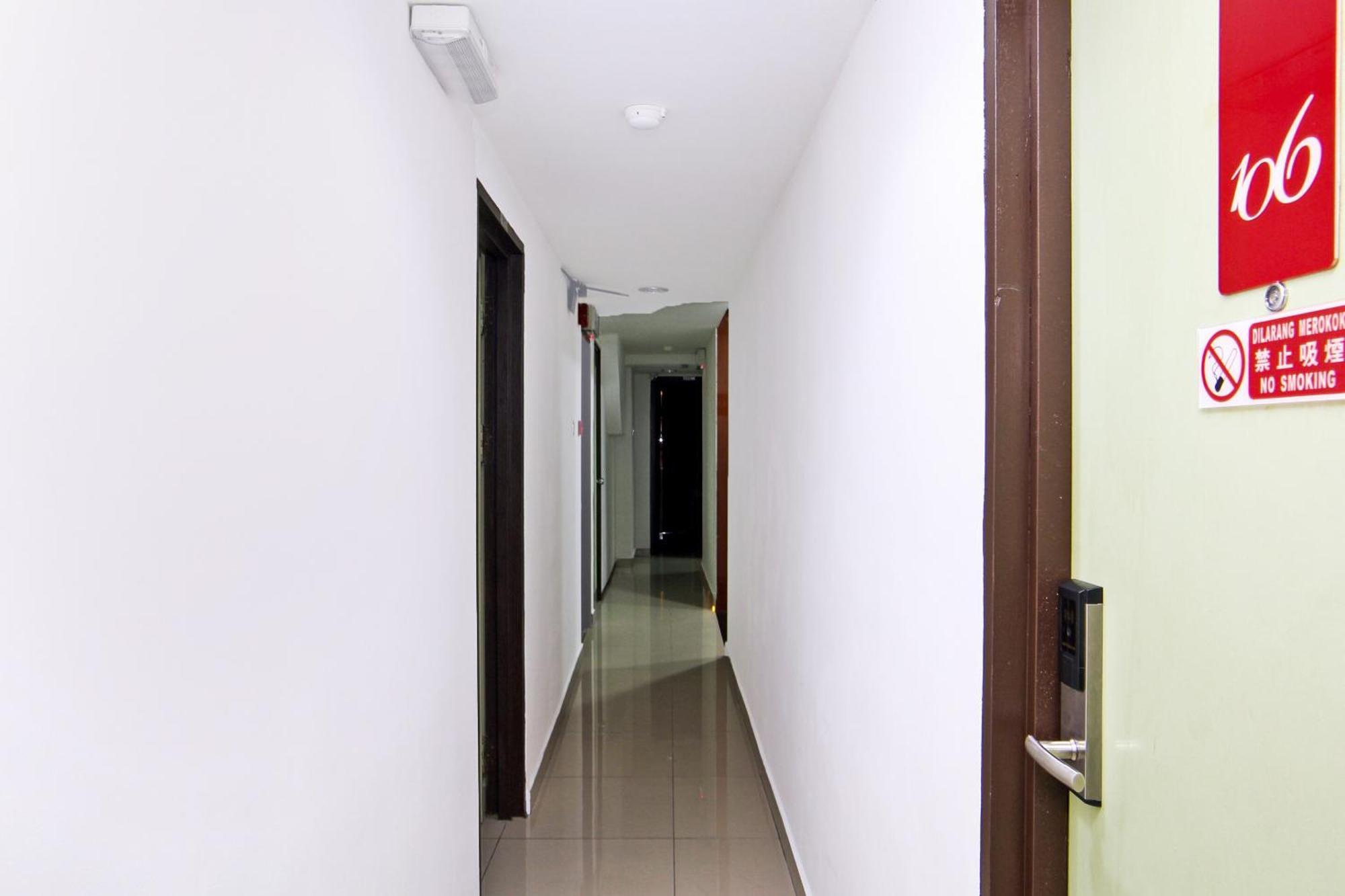 Oyo 44054 Holiday Mansion Inn Сибу Экстерьер фото