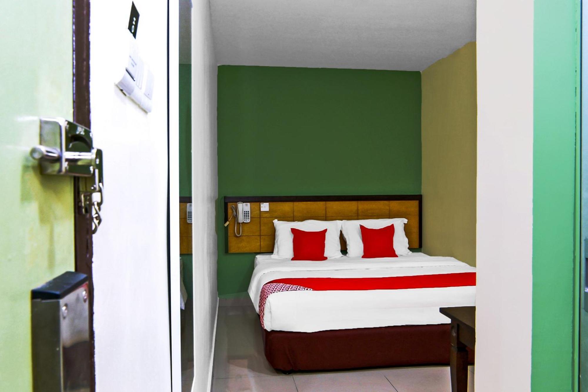 Oyo 44054 Holiday Mansion Inn Сибу Экстерьер фото