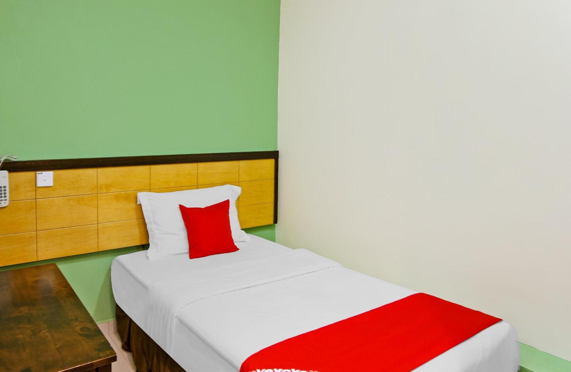 Oyo 44054 Holiday Mansion Inn Сибу Экстерьер фото