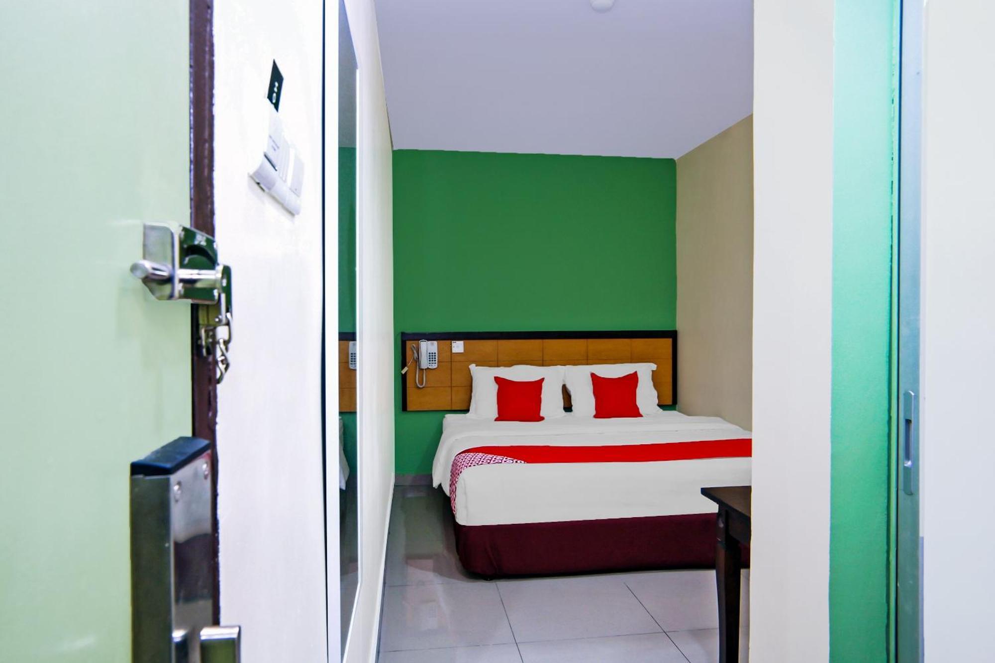 Oyo 44054 Holiday Mansion Inn Сибу Экстерьер фото