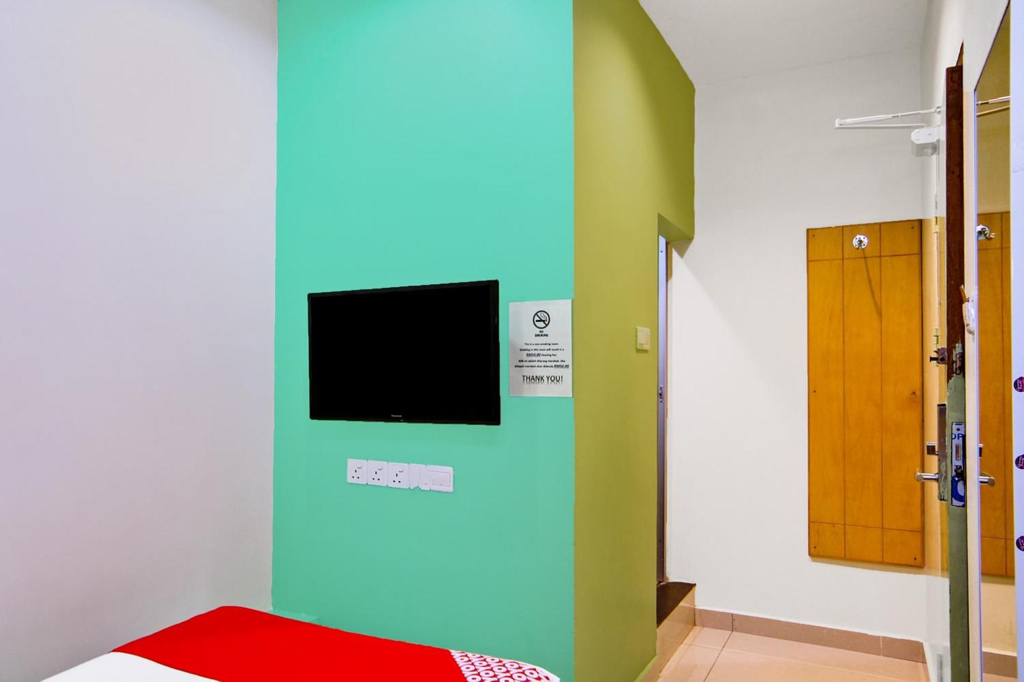 Oyo 44054 Holiday Mansion Inn Сибу Экстерьер фото