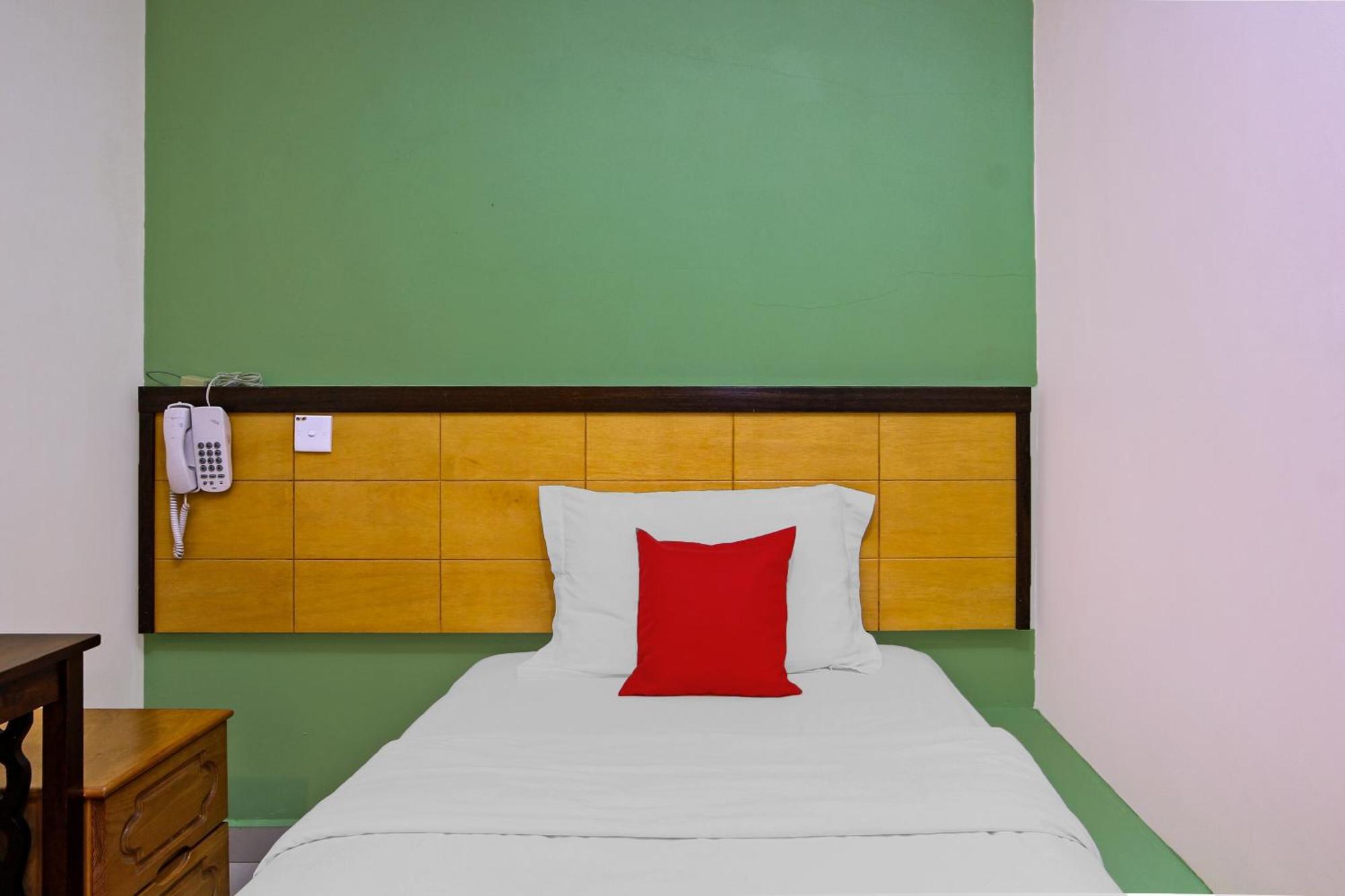 Oyo 44054 Holiday Mansion Inn Сибу Экстерьер фото