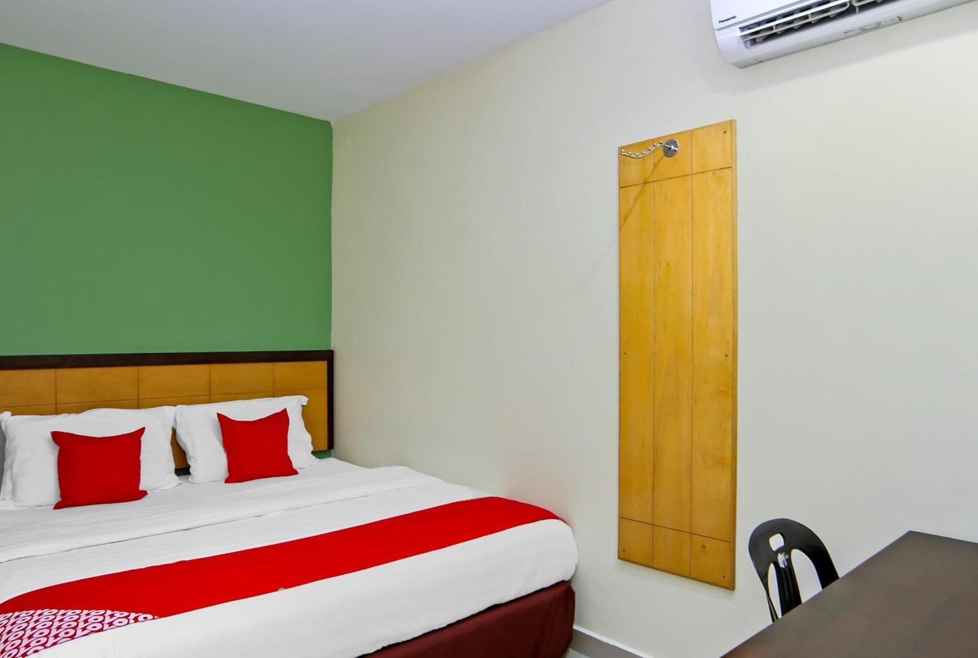 Oyo 44054 Holiday Mansion Inn Сибу Экстерьер фото